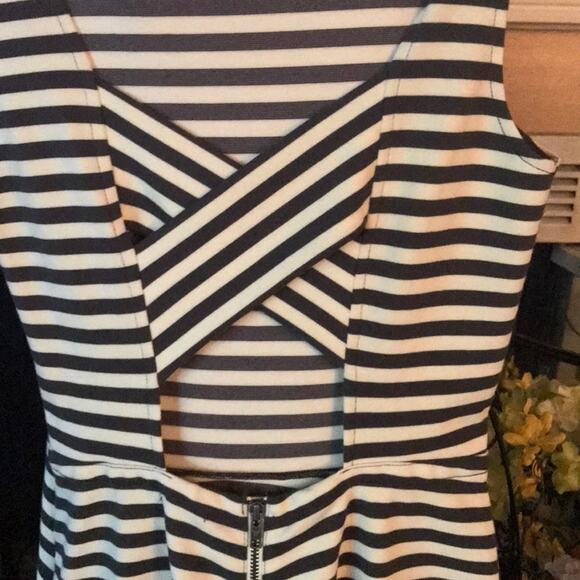 Vtg American Eagle Sz 2 Gray White Striped criss cross back cutout slvls dress - Picture 3 of 6